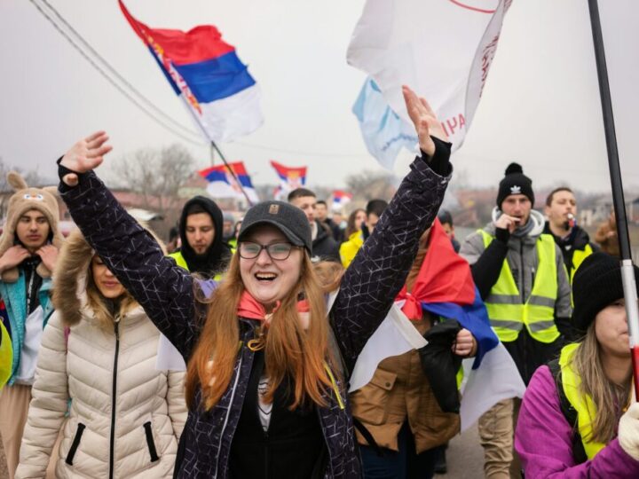 El ejemplo del movimiento Otpor y la “noviolencia” transforman la protesta en poder político en Serbia