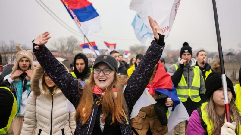 El ejemplo del movimiento Otpor y la “noviolencia” transforman la protesta en poder político en Serbia