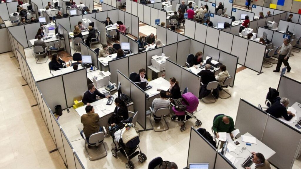 El Gobierno garantiza la subida salarial del 4,5% para más de tres millones de empleados públicos en 2027